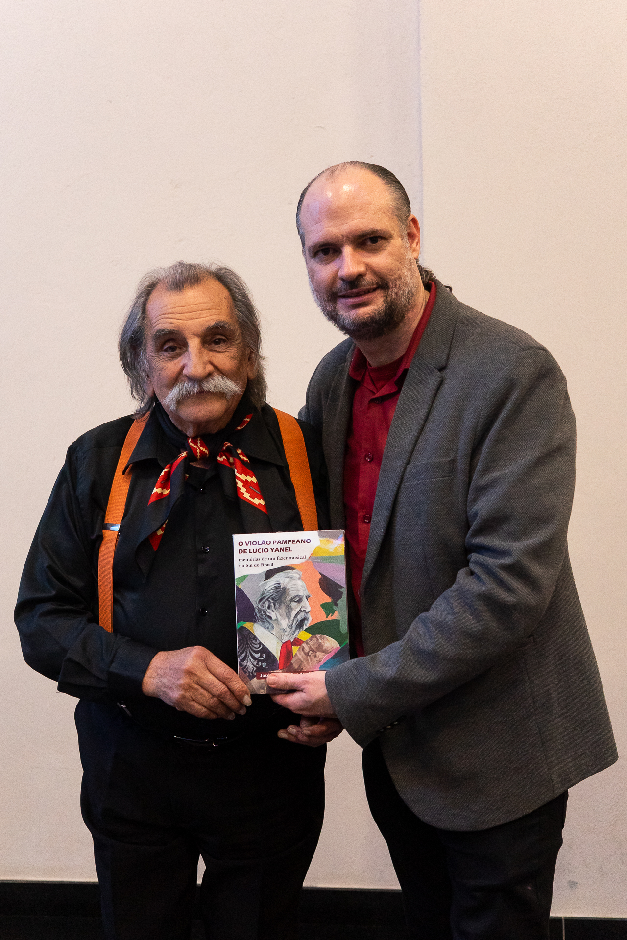 Sessão de Autógrafos com Lucio Yanel – Livraria LEB